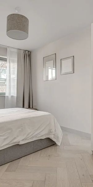 2 bedroom flat in London - Photo 1