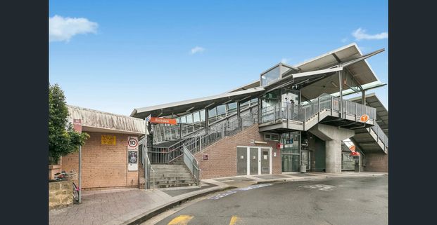 Jade Gardens: Heavenly Top Floor Chic Apartment With Light, Tree Top Views, Skylight, High Ceilings, Lift Access, Walk to Bayside, Train, Bus & Cafes - Photo 1