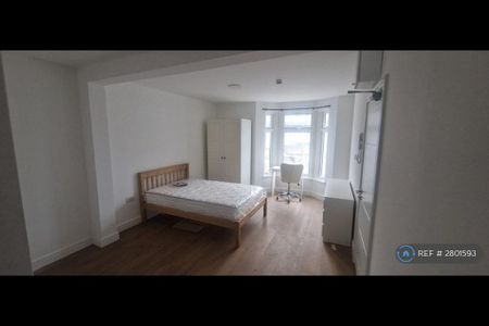 1 bedroom in a house share to rent - Photo 3