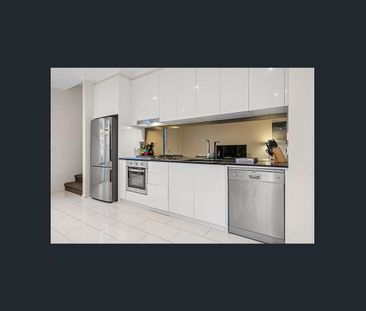 Modern Townhouse Close to Conveniences - Photo 5