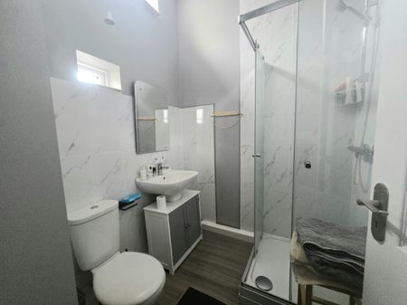 2 bed Flat - To Let - Photo 2