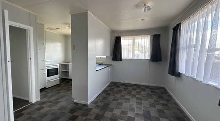 Koromiko Ave, Hawera - Photo 2