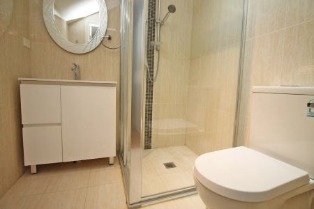 Large 3 Bedroom Townhouse with Two Secure Car Spaces - Photo 4