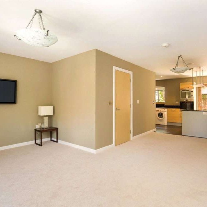 Elegant Four-Bedroom Townhouse with Roof Terrace, Garage & Garden  Prime Clifton Location. - Photo 1