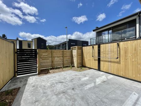 Modern 2-Bedroom Home in Wainuiomata - Photo 2
