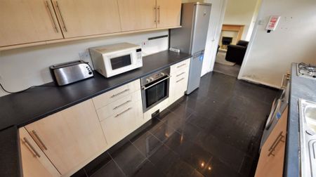 4 bedroom House in Langdale Gardens, Leeds - Photo 5