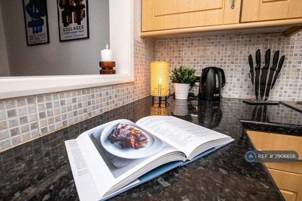 3 bedroom flat to rent - Photo 1
