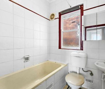 Charming Two-Bedroom Apartment in a Quiet Rustic Block - Photo 4