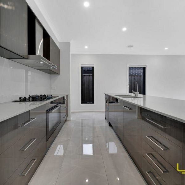 Luxurious Family Home for Rent in Cranbourne East - Photo 1