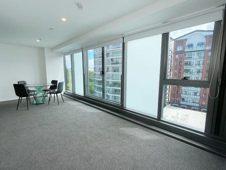 Sunny furnished two bedroom apartment with carpark - Photo 5