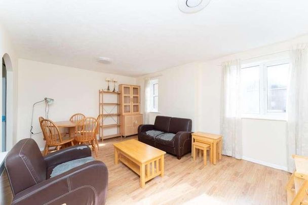 Vicars Bridge Close, Wembley, HA0 - Photo 1