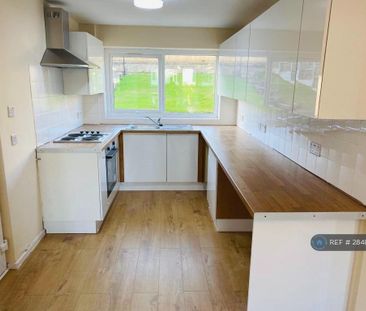 3 bedroom semi-detached house to rent - Photo 4