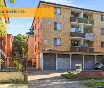 Large Three Bedroom Unit!! - Photo 1