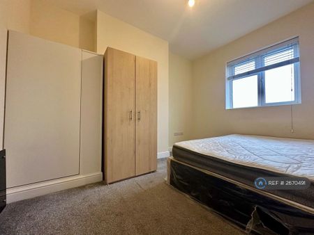 4 bedroom flat to rent - Photo 2