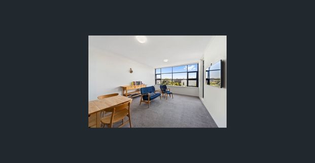 Top floor 1 Bed Apartment + Parking - Photo 1