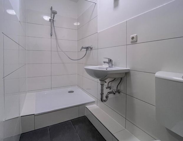 Großzügig geschnittene 1-Zimmer-Wohnung mit Balkon in zentraler Lage - Photo 1