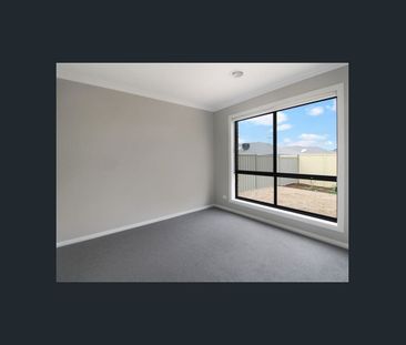 Modern & Spacious 4-Bedroom Family Home with Double Garage - Photo 6