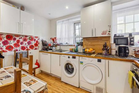 3 bedroom flat to rent - Photo 4