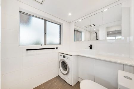 Two Bedroom Apartment in Convenient Location - Photo 5