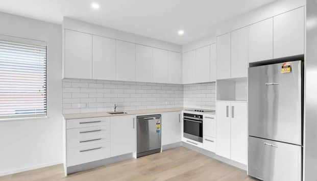 Top Floor Apartment in Northcote - Photo 1