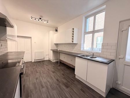 3 bedroom semi-detached house to rent - Photo 5