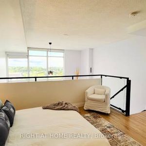 Extremely high ceilings lots of natural light parking included! - Photo 2