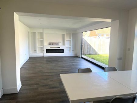 4 bedroom detached house to rent - Photo 3