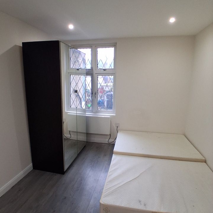 Studio Flat, Oakridge Road, BR1 - Photo 1
