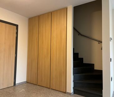 Modern Instapklaar duplex-app met 2 slpks, terras & afgesloten garage! - Photo 1