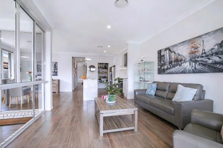 Immaculate Beachside Family Home with Pool – 700m to the Beach - Photo 2