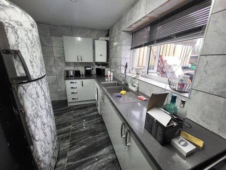 2 bedroom semi-detached house to rent - Photo 5