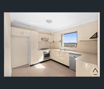 SPACIOUS 2 BEDROOM UNIT IN LIVERPOOL CBD - Photo 3
