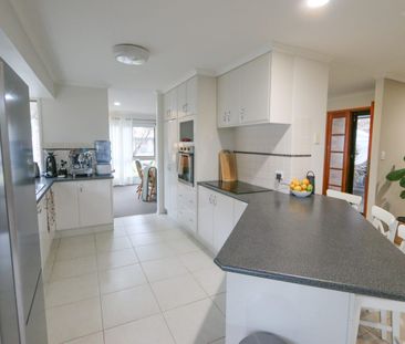 Gorgeous Family Home with Pool - Photo 3