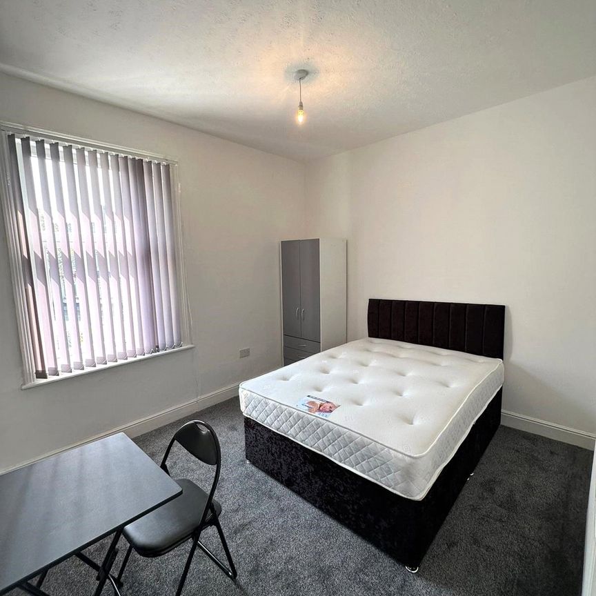 3 Bedroom Terraced - Photo 1