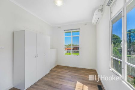 Experience comfortable family living in Dandenong! - Photo 2