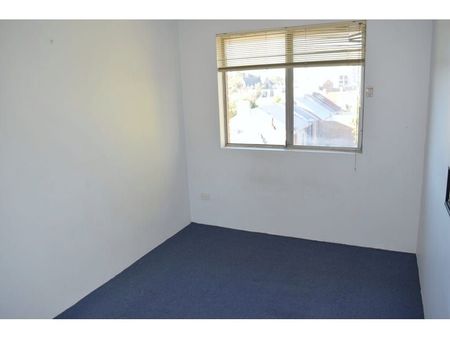 Top-Floor One-Bedroom in the Heart of Enmore - Photo 2