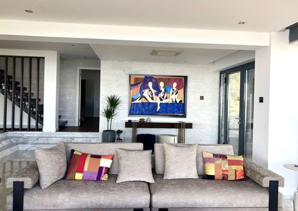 Deslumbrante moradia exclusiva, com vista frontal de mar e piscina privada.