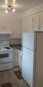 3 1/2 TOUT RÉNOVÉ, CHAUFFAGE ET EAU CHAUDE INCLUS, DISPONIBLE JUILLET - Photo 3