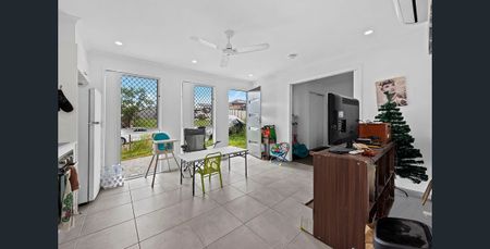 Modern Home with Air Conditioning! - Photo 2