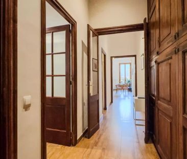 Room in a shared 6-bedroom apartment for rent in El Gòtic - Photo 4