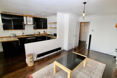 2 bedroom flat to rent - Photo 2