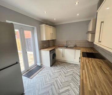 3 bedroom Semi-detached house To Let - Photo 6