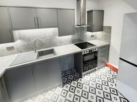 3 bedroom apartment to rent Medina Villas, Hove - Photo 3