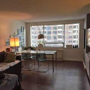 Bright, Spacious Bedroom at the Manulife Centre - Steps Away from UofT - Photo 2