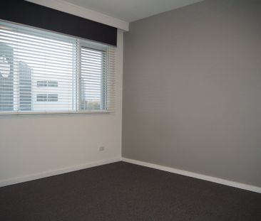 Well Appointed Apartment in Prime Essendon Location - Photo 2