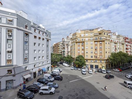Renovated 4-bedroom apartment for rent in Extramurs, Valencia - Photo 2