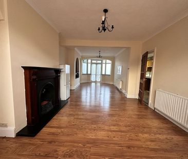 3 Bed Terraced House, Malvern Drive, IG3 - Photo 3