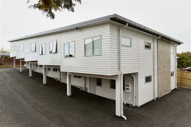 This beautiful and modern upstairs unit is just a 5-minute walk to Waikato & Braemar Hospitals and a stone's throw away from the CBD & Wintec. - Photo 1