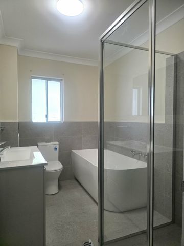 NEWLY RNEOVATED 2 BEDROOM UNIT WITH LOCK-UP GARAGE - Photo 4