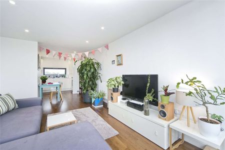 Large two bed apartment forming part of a high-specification development. - Photo 2